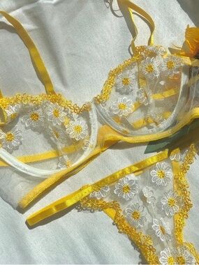 NWOT Moxy Intimates Daisy Lingerie Set